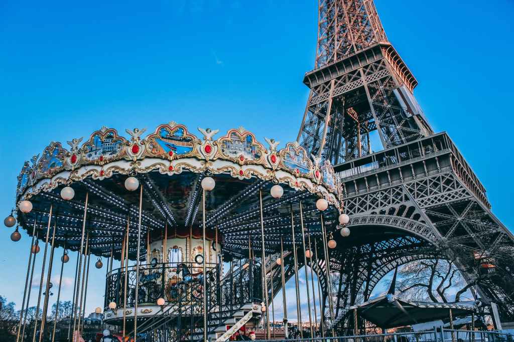 What is the cost of travelling to Paris ? (How much money do you need for a trip to Paris ?)