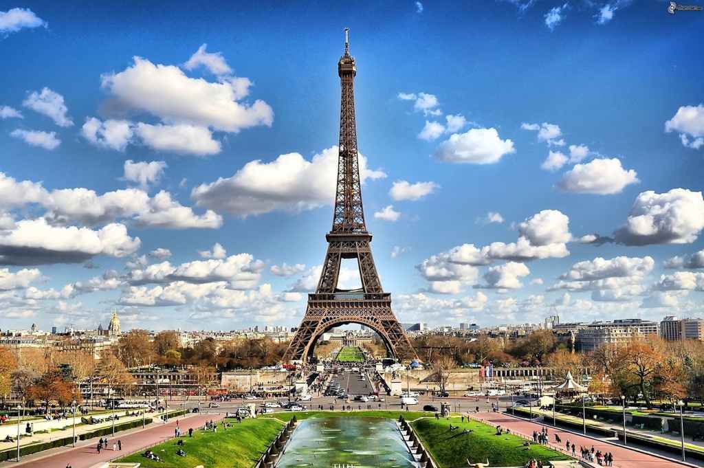 What is the cost of travelling to Paris ? (How much money do you need for a trip to Paris ?)