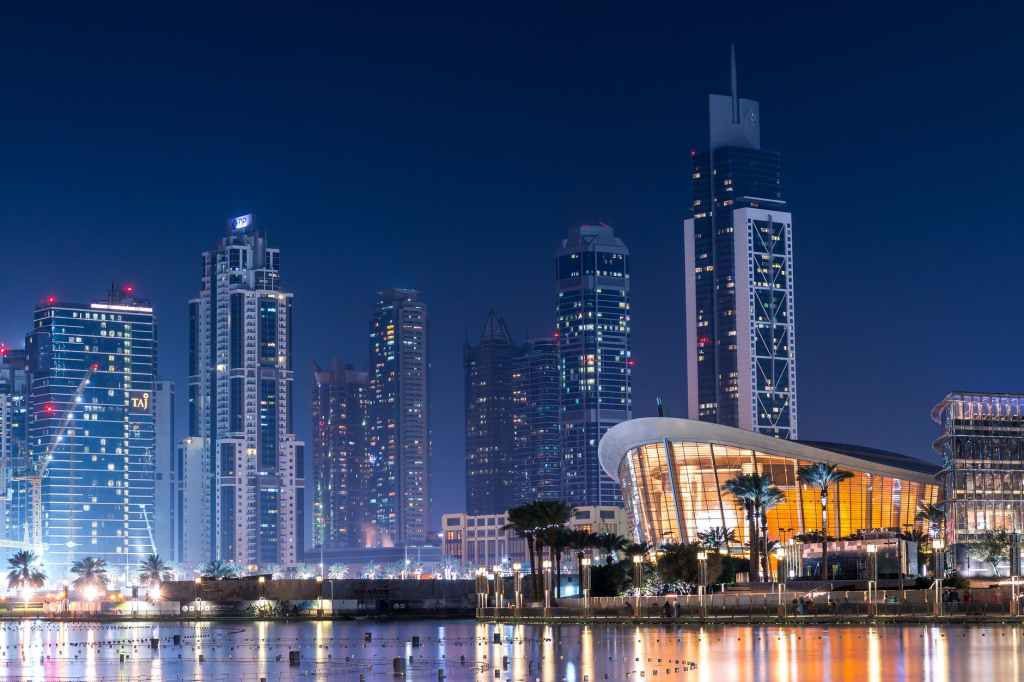 How much money does it cost to travel to Dubai